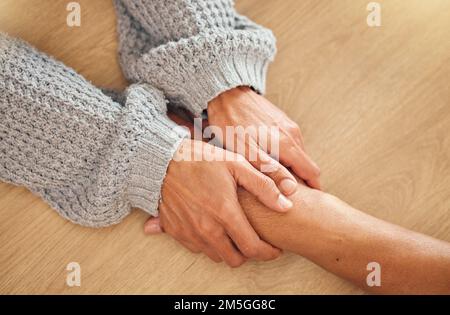 Liebe, Unterstützung oder ein Paar, das Hoffnung, Vertrauen und Vertrauen in eine Partnerschaftsbeziehung hält. Wellness, Zoom oder Einfühlungsvermögen Stockfoto