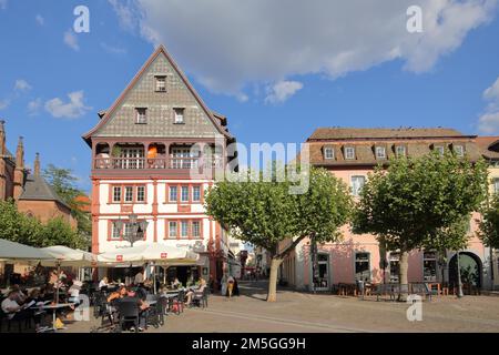 Marktplatz mit historischem Fachwerkhaus Scheffelhaus in Neustadt an der Weinstraße, Rheinland-Pfalz Stockfoto