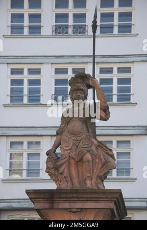 Minerva-Brunnen mit Figur, Ritter und Lanze, Roemerberg, Altstadt, Main, Frankfurt, Hessen, Deutschland Stockfoto