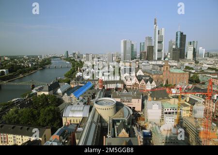 Blick vom Kaiserdom auf die Frankfurter Skyline mit Römer, Schirn, Fluss, Eiserne Steg, Paulskirche, Main, Hessen, Deutschland Stockfoto