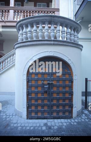 Erkerfenster mit Attika im Hinterhof, Innenhof und Tor mit Armaturen, Hinter dem Laemmchen, Neue Altstadt, Altstadt, Main, Frankfurt, Hessen Stockfoto