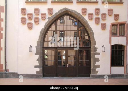 Roemerhoefchen mit Wappen und Tor mit Reflexion, Innenhof, Rathaus, Römer, Altstadt, Main, Frankfurt, Hessen, Deutschland Stockfoto