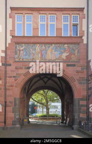 Innenhof mit Torbogen und Wandgemälde zur Erntezeit, Innenhof des Rathauses, Rathaus, Römer, Altstadt, Main, Frankfurt, Hessen, Deutschland Stockfoto