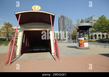 Eintritt zur U-Bahn-Station Bockenheimer Warte, Litfassaeule, Bockenheim, Main, Frankfurt, Hessen, Deutschland Stockfoto