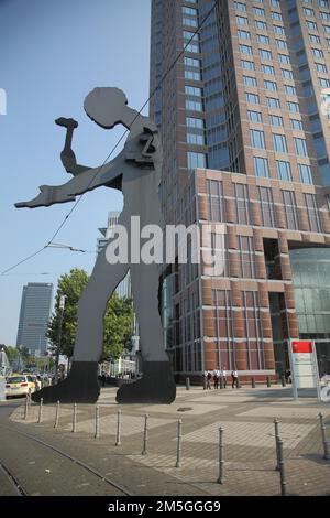 Übergroße Skulptur Hammering man von Jonathan Borofsky 1991, Messeplatz, Messe, Bockenheim, Main, Frankfurt, Hessen, Deutschland Stockfoto