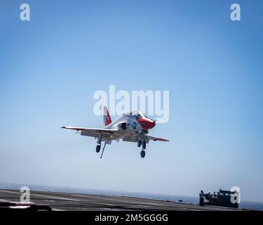 220317-N-XK462-1050 PAZIFIK (17. März 2022) Ein T-45C Goshawk von den „Goldenen Adlern“ der Trainingsschwadron (VT) 22 nähert sich dem Flugdeck des Flugzeugträgers USS Nimitz (CVN 68). Nimitz führt gerade Routineoperationen durch. Stockfoto