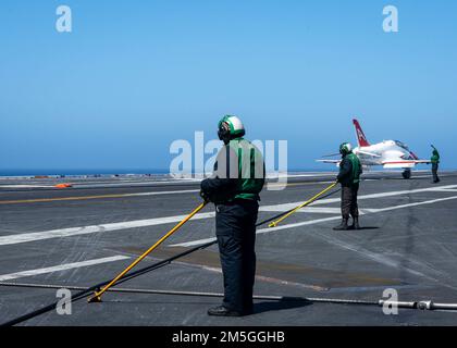 220317-N-XK462-1124 PAZIFIK (16. März 2022) Ein T-45C Goshawk von den „Goldenen Adlern“ der Trainingsschwadron (VT) 22 landet auf dem Cockpit des Flugzeugträgers USS Nimitz (CVN 68). Nimitz führt gerade Routineoperationen durch. Stockfoto