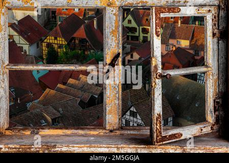 Blick von einem Holzfenster auf die Dächer von Kaysersberg Stockfoto
