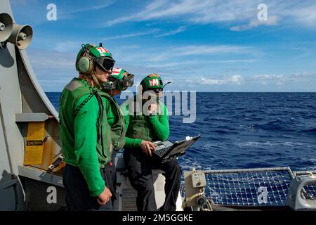 SEELEUTE DER PHILIPPINISCHEN SEE (17. März 2022), die den ‚Raptors‘ des Helicopter Maritime Strike Squadron (HSM) 71 zugeteilt sind, führen eine letzte Vorflugkontrolle durch, bevor sie einen MH-60R Sea Hawk Helikopter vom Cockpit des Arleigh-Burke-Klasse-Guided-Missile Destroyers USS Spruance (DDG 111) starten. Die Abraham Lincoln Strike Group befindet sich in einem geplanten Einsatz im US-7.-Flottenbereich, um die Interoperabilität durch Allianzen und Partnerschaften zu verbessern und gleichzeitig als einsatzbereite Truppe zur Unterstützung einer freien und offenen Region Indo-Pacific zu fungieren. Stockfoto