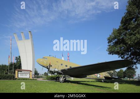 Airlift Monument mit Propeller Flugzeug Raisin Bomber Douglas C-47 Dakota, Flugzeug, Monument, Airlift, RhineMain Regional Park, Flughafen, Main Stockfoto