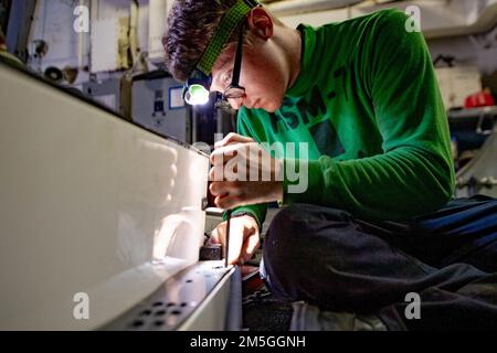 PHILIPPINE SEA (17. März 2022) Aviation Structural Mechanic Airman Joshua Roseberry, aus Fairland, Okla. Der „Raptors“ des Helicopter Maritime Strike Squadron (HSM) 71 zugewiesen wurde, modifiziert einen Werkzeugkasten, um die neuen Spezifikationen an Bord des Arleigh-Burke-Klasse-Guided-Missile Destroyer USS Spruance (DDG 111) zu erfüllen. Die Abraham Lincoln Strike Group befindet sich in einem geplanten Einsatz im US-7.-Flottenbereich, um die Interoperabilität durch Allianzen und Partnerschaften zu verbessern und gleichzeitig als einsatzbereite Truppe zur Unterstützung einer freien und offenen Region Indo-Pacific zu fungieren. Stockfoto