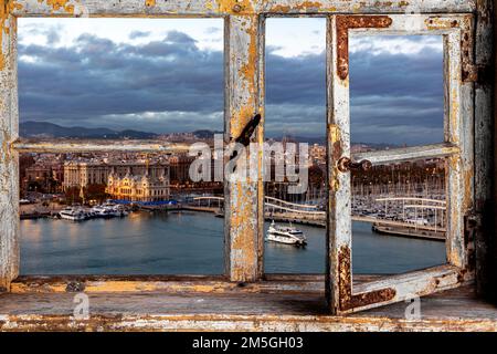 Blick aus einem Holzfenster auf Barcelona Stockfoto