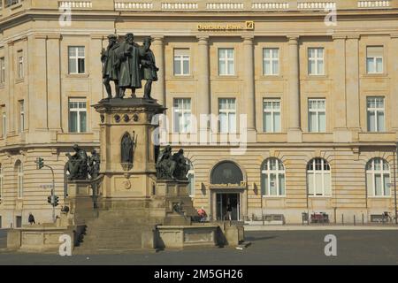 Denkmal für Johannes Gutenberg 1400-1468 vor der Deutschen Bank, Rossmarkt, Stadtzentrum, Main, Frankfurt, Hessen, Deutschland Stockfoto