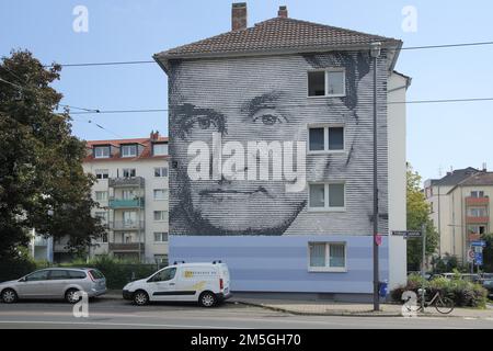 Haus mit Wandgemälde von Carl Friedrich Gauß 1777-1855, Street Art, Friedberger Landstraße, Nordend, Main, Frankfurt, Hessen, Deutschland Stockfoto