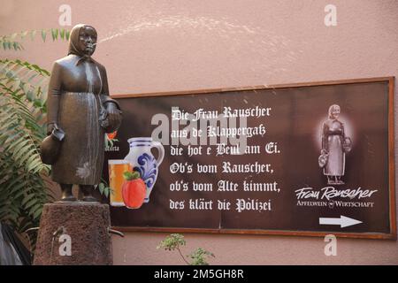 Frau Rauscher Brunnen als Symbol für die Apfelkultur und Sprichwort, Text, lokal, Schild Klappergasse, Alt-Sachsenhausen, Sachsenhausen, Main, Frankfurt Stockfoto