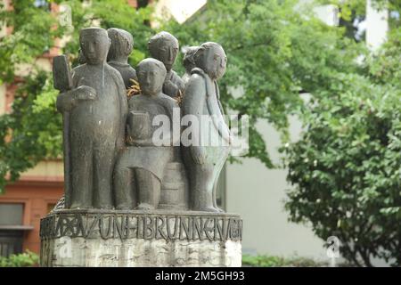 Gildenbrunnen mit modernen Figuren am Affentorplatz, Brunnen, Skulptur, Alt-Sachsenhausen, Sachsenhausen, Main, Frankfurt, Hessen, Deutschland Stockfoto