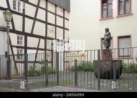 Frau Rauscher-Brunnen als Symbol der Cider-Kultur, Klappergasse, Alt-Sachsenhausen, Sachsenhausen, Main, Frankfurt, Hessen, Deutschland Stockfoto