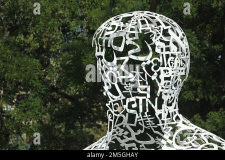 Skulptur Body of Knowledge von Jaume Plansa 2010, Kopf, Buchstaben, Zahlen, Chaos, Tangle, Universität Campus Westend, Universität, Campus, Westend Stockfoto