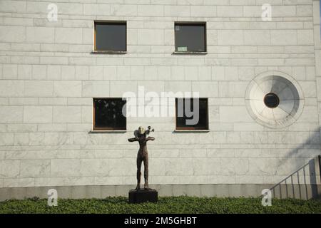 Skulptur und Hauswand mit vier Fenstern, rund, Staedel Museum Staedelsche Kunstinstitut, Museumsufer, Schaumainkai, Sachsenhausen, Main Stockfoto