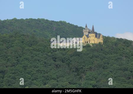 Blick auf das neogotische Schloss Rothestein im Wald und in den Bergen, Bad Sooden-Allendorf, Hessen, Deutschland Stockfoto