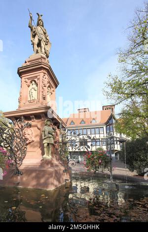 Marktbrunnen mit Ritter und Lanze auf dem Marktplatz in Bensheim, Bergstraße, Hessen, Deutschland Stockfoto