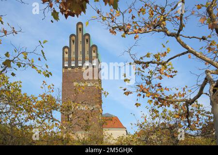 Hochzeitsturm mit Laub, Zweigen, Bäumen, Platanen, Zweigen im Herbst auf dem Mathildenhoehe, Darmstadt, Bergstraße, Hessen, Deutschland Stockfoto