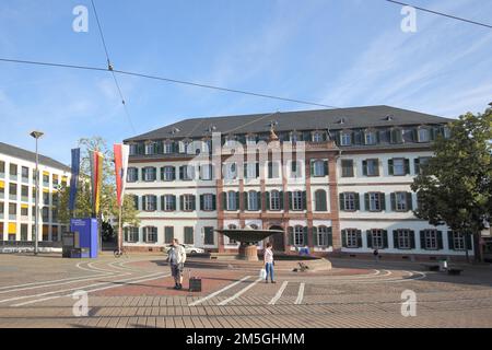 Regionalrat, Kollegialgebäude, erbaut 1777 -1780 mit Staatsflagge, EU-Flagge, Nationalflagge, Hessisch, Deutsch am Luisenplatz, Darmstadt Stockfoto