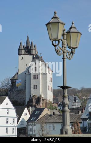 Das Schloss des Grafen wurde im 11. Jahrhundert als Wahrzeichen mit Straßenlaterne erbaut, Diez, Hessen, Deutschland Stockfoto