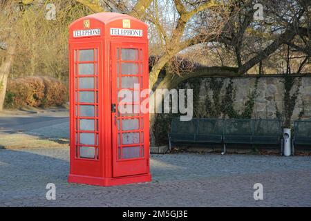 Historische rote Telefonzelle, historisch, rot, Fenster, beschlagen, Heusenstamm, Hessen, Deutschland Stockfoto