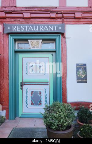 Farbenfrohe Eingangstür des Restaurants und ehemalige hohe Schule, Fachwerkhaus, Inschrift, grün, Herborn, Hessen, Deutschland