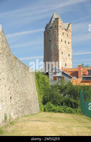 Grauer Turm und Stadtmauer, Fritzlar, Hessen, Deutschland Stockfoto