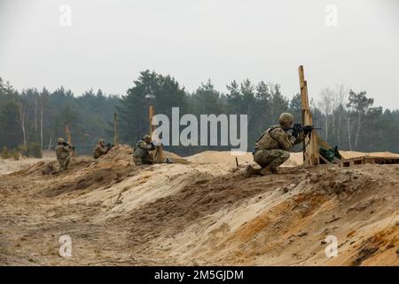 USA Soldaten, die dem 101. Brigaden-Stützbataillon, dem 1. Panzerbrigaden-Kampfteam, der 1. Infanteriedivision zugeteilt sind, qualifizieren sich mit ihren M4 Karbinen in Zagan, Polen, 17. März 2022. Soldaten trainieren mit den ihnen zugeteilten Waffen, um sicherzustellen, dass sie mit ihren Waffen gut umgehen und effektive Mitglieder ihres Teams bleiben. Stockfoto