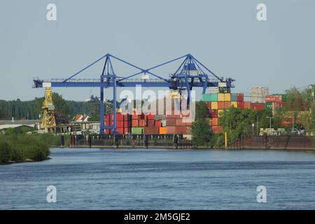 Industriehafen mit Container und Hafenkran auf der Main-Donau-Wasserstraße, Main-Mündung in den Rhein, Gustavsburg, Hessen, Deutschland Stockfoto