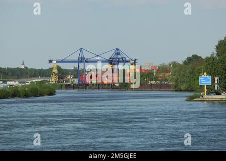 Main-Donau-Wasserstraße und Mündung des Main in den Rhein in Gustavsburg mit Industriehafen und Containern, Mainz, Hessen, Deutschland Stockfoto