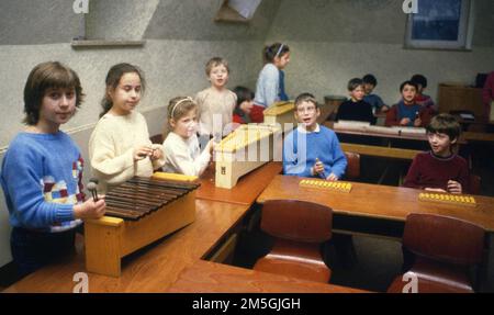 Hagen. Schule. Primär. Pupillen. Unterricht auf 22. 1. 1986 Musik Stockfoto