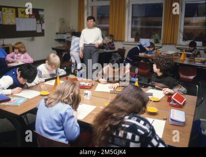 Hagen. Schule. Primär. Pupillen. Unterricht auf 22. 1. 1986 Stockfoto