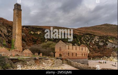 Blick auf verlassene alte Backsteinwerke in Nordwales Stockfoto