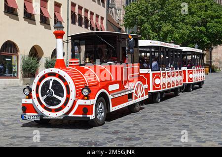 Stadtbesichtigung mit Touristenzug, Bimmelbahn, Stadtbahn, Stadtbesichtigungs-Bahn, Nürnberg, Mittelfrankreich, Franken, Bayern, Deutschland Stockfoto
