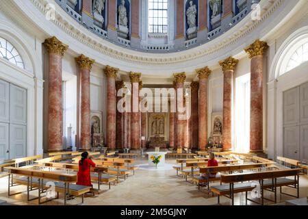 Rundes Gebäude mit (50 Meter) hoher Kuppel auf 40 Säulen und Statuen der zwölf Apostel, Pfarrkirche St. Elisabeth, Klassizismus, abgeschlossen Stockfoto