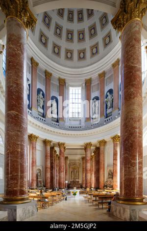 Rundes Gebäude mit (50 Meter) hoher Kuppel auf 40 Säulen und Statuen der zwölf Apostel, Pfarrkirche St. Elisabeth, Klassizismus, abgeschlossen Stockfoto