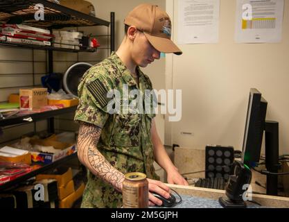 USA Navy Retail Services Specialist Seaman Keagan Spray, aus Columbus, Indiana, meldet einen Kauf im Schiffsladen in der schwimmenden Unterkunftseinrichtung in Newport News, Virginia, 17. März 2022. Der Flugzeugträger USS John C. Stennis (CVN 74) arbeitet in Newport News Shipyard mit NNS, NAVSEA und Auftragnehmern zusammen, die RCOH durchführen, um das Kriegsschiff rechtzeitig und im Rahmen des Budgets wieder zur Verteidigung der Vereinigten Staaten abzuliefern. Stockfoto