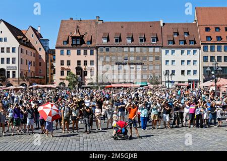 Große Menschenmenge beobachtet Maennleinlaufen in der Frauenkirche, heute römisch-katholische Gemeindekirche unserer Lieben Frau, Hauptmarkt, Nürnberg, Mitte Stockfoto