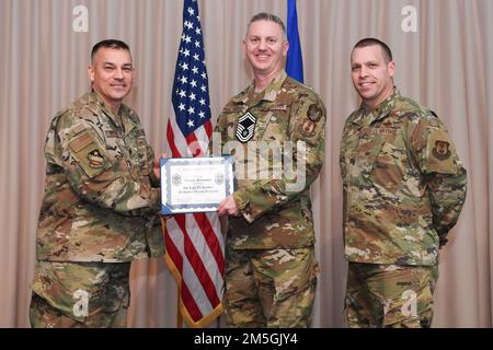 Leutnant Oberst Richard Baysinger, links, 66. Stellvertretender Befehlshaber der Air Base Group, Und Chief Master Sgt. William Hebb, 66. ABG-Befehlschef, hier Master Sgt. Thomas Rentschler, 66. Air Base Group Inspector General Superintendent, mit einem Senior Master Sergeant Beförderungszertifikat während der E-8-Entlassungszeremonie auf der Luftwaffenbasis Hanscom, Mass., März 17. Die Air Force wählte 1.443 Hauptsergeanten für die Beförderung zum Oberfeldwebel aus, von 17.419 in Frage kommenden, mit einer Auswahlquote von 8,28 % im Beförderungszyklus 22E8. Stockfoto