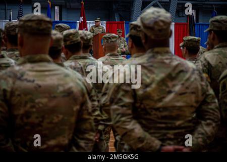 USA Generalmajor Francis Evon, Adjutant General der Nationalgarde von Connecticut, spricht bei einer Willkommenszeremonie im Regierungs- und Gemeinderat an die Soldaten des 1.-102. Infanterie-Bataillons. William A. O'Neill Armory in Hartford, Connecticut, 17. März 2022. Die 1-102. kehrten vor kurzem von einem fast einjährigen Einsatz nach Afrika zurück, um die gemeinsame Task Force "Horn von Afrika" zu unterstützen. Stockfoto