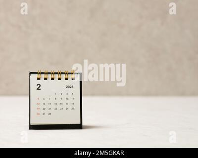 Kalender vom Februar 2023 auf weißem Hintergrund Stockfoto