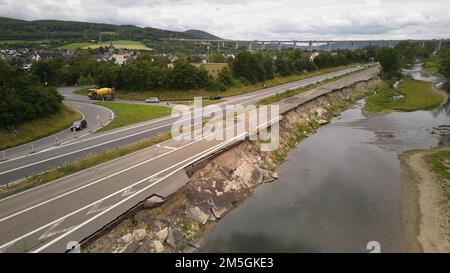 Auch ein Jahr nach den verheerenden Überschwemmungen ist die Bundesstraße 266 im Ahr-Tal bei Heimersheim immer noch nicht passierbar. Heimersheim Stockfoto