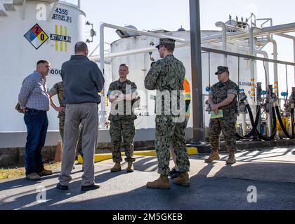 USA Marinekorps Oberst Mikel Huber, Center, Marine Corps Air Station (MCAS) Cherry Point kommandierender Offizier, wird von Mitgliedern der Station Fuels am MCAS Cherry Point, North Carolina, am 17. März 2022 informiert. Oberst Huber hat drei verschiedene Tankstellen besichtigt, um mehr über ihre Fähigkeiten zu erfahren. Stockfoto