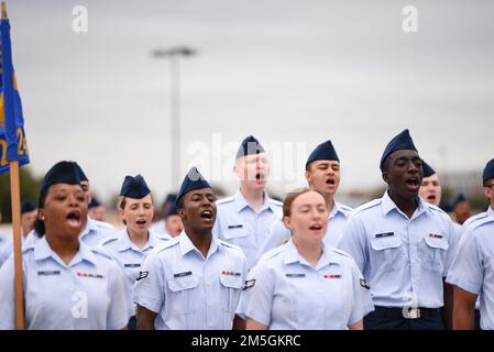 GEMEINSAMER STÜTZPUNKT SAN ANTONIO-LACKLAND, Texas – Mehr als 600 Airmen und Wächter, die der 324. Trainingsschwadron zugewiesen wurden, absolvierten am 17. März 2022 die Grundausbildung des Militärs. Generalmajor Gregory Porter, der Adjutant General, und Chefmeisterin Joshua Moore, Senior Enlisted Leader der Wyoming Nationalgarde, besprachen die Zeremonie. Stockfoto