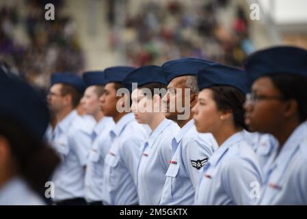 GEMEINSAMER STÜTZPUNKT SAN ANTONIO-LACKLAND, Texas – Mehr als 600 Airmen und Wächter, die der 324. Trainingsschwadron zugewiesen wurden, absolvierten am 17. März 2022 die Grundausbildung des Militärs. Generalmajor Gregory Porter, der Adjutant General, und Chefmeisterin Joshua Moore, Senior Enlisted Leader der Wyoming Nationalgarde, besprachen die Zeremonie. Stockfoto