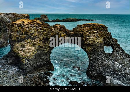 Ein wunderschöner Blick auf den Gatklettur (Arch Rock) in Arnarstapi, West-Island Stockfoto